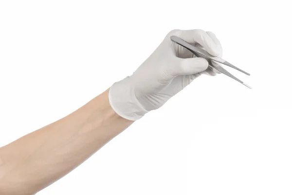 Geneeskunde en chirurgie thema: doctor's hand in een witte handschoen houden pincet geïsoleerd op witte achtergrond — Stockfoto