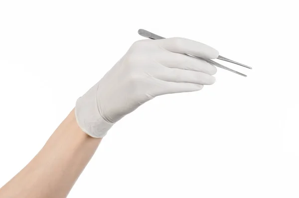 Tema Medicina y Cirugía: Mano del médico en un guante blanco con pinzas aisladas sobre fondo blanco — Foto de Stock