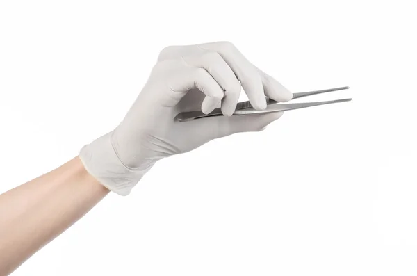 内科和外科的主题: 医生的手中拿着镊子孤立在白色背景上的白色手套 — 图库照片