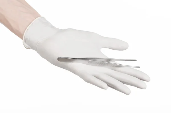 Ιατρικής και Χειρουργικής θέμα: χέρι του γιατρού σε ένα λευκό γάντι, κρατώντας το τσιμπιδάκι που απομονώνονται σε λευκό φόντο — Φωτογραφία Αρχείου