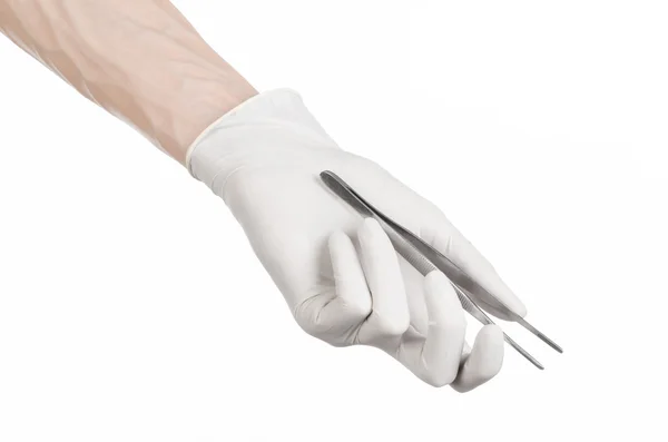 Geneeskunde en chirurgie thema: doctor's hand in een witte handschoen houden pincet geïsoleerd op witte achtergrond — Stockfoto