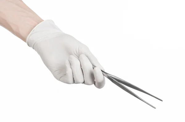 Medizin und Chirurgie Thema: Arzt die Hand in einem weißen Handschuh hält Pinzette isoliert auf weißem Hintergrund — Stockfoto