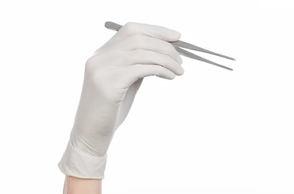 Geneeskunde en chirurgie thema: doctor's hand in een witte handschoen houden pincet geïsoleerd op witte achtergrond — Stockfoto