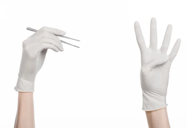 Medicina e cirurgia tema: mão do médico em uma luva branca segurando pinças isoladas em fundo branco — Fotografia de Stock