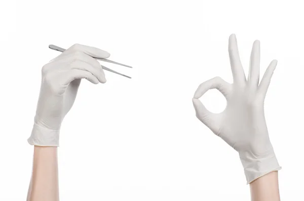 Thème Médecine et chirurgie : la main du médecin dans un gant blanc tenant une pince à épiler isolée sur fond blanc — Photo