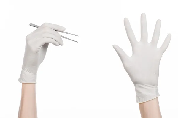 Geneeskunde en chirurgie thema: doctor's hand in een witte handschoen houden pincet geïsoleerd op witte achtergrond — Stockfoto