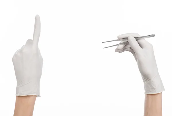 Тема медицины и хирургии: рука врача в белой перчатке с пинцетом на белом фоне — стоковое фото