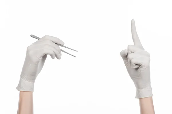 Medicina e cirurgia tema: mão do médico em uma luva branca segurando pinças isoladas em fundo branco — Fotografia de Stock