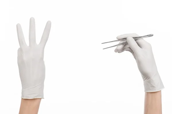 Geneeskunde en chirurgie thema: doctor's hand in een witte handschoen houden pincet geïsoleerd op witte achtergrond — Stockfoto