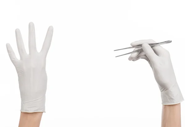 Medizin und Chirurgie Thema: Arzt die Hand in einem weißen Handschuh hält Pinzette isoliert auf weißem Hintergrund — Stockfoto