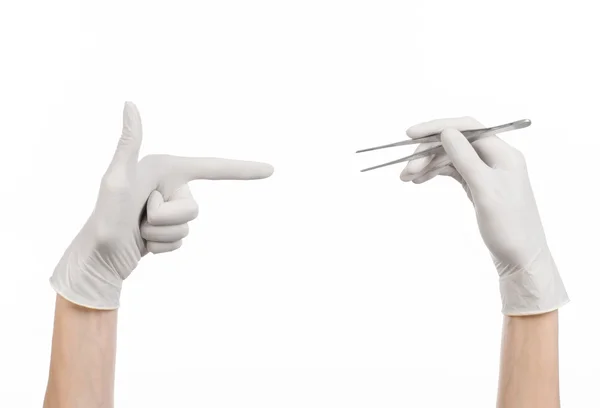 Medycyna i chirurgia tematu: ręka lekarza w białych rękawiczkach, trzymając pęsety na białym tle — Zdjęcie stockowe