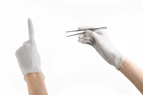 Geneeskunde en chirurgie thema: doctor's hand in een witte handschoen houden pincet geïsoleerd op witte achtergrond — Stockfoto