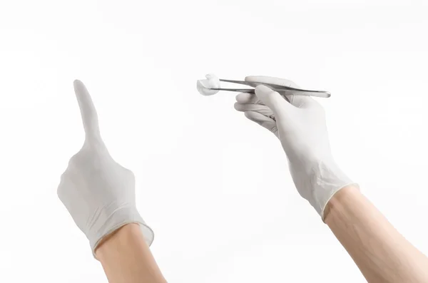 Medizin und Chirurgie Thema: Arzt Hand in einem weißen Handschuh hält Pinzette mit Tupfer isoliert auf weißem Hintergrund im Studio — Stockfoto