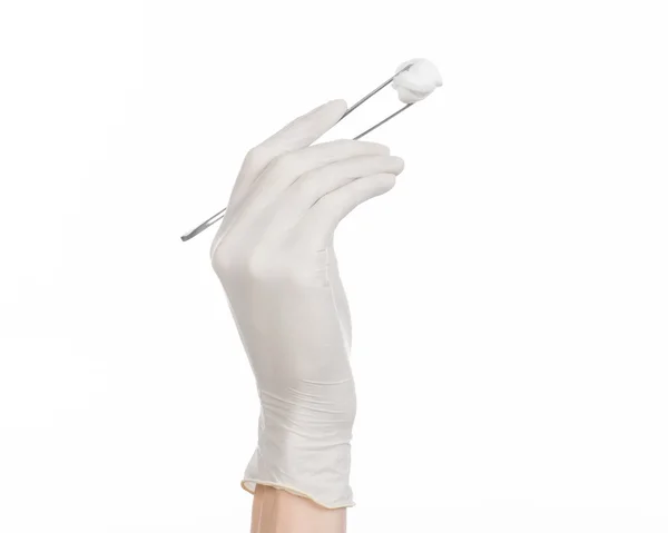 Thème Médecine et Chirurgie : main de médecin dans un gant blanc tenant une pince à épiler avec écouvillon isolé sur fond blanc en studio — Photo