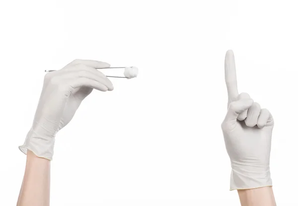 Medycyna i chirurgia tematu: ręka lekarza w białych rękawiczkach, trzymając pęseta z wymazu na białym tle na białym tle w studio — Zdjęcie stockowe