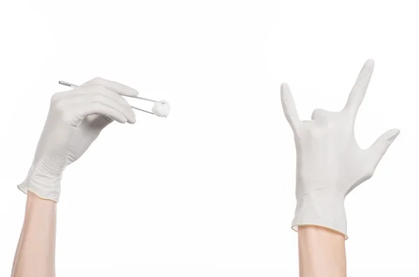 Medicina e cirurgia tema: mão do médico em uma luva branca segurando pinças com cotonete isolado em fundo branco no estúdio — Fotografia de Stock