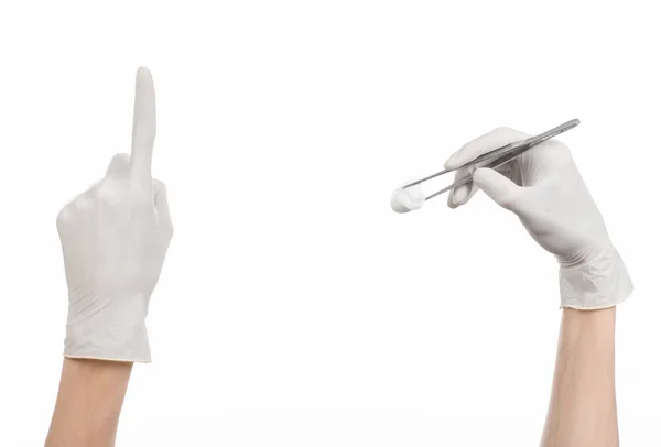 Geneeskunde en chirurgie thema: doctor's hand in een witte handschoen pincet houden met doekje geïsoleerd op een witte achtergrond in studio — Stockfoto