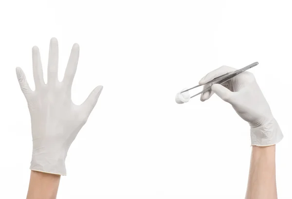 Medicin och kirurgi tema: läkarens hand i en vit handske holding pincett med isolerad på vit bakgrund i studio — Stockfoto