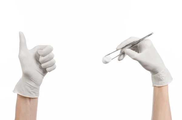 Medicina e Chirurgia tema: mano del medico in un guanto bianco tenendo pinzette con tampone isolato su sfondo bianco in studio — Foto Stock