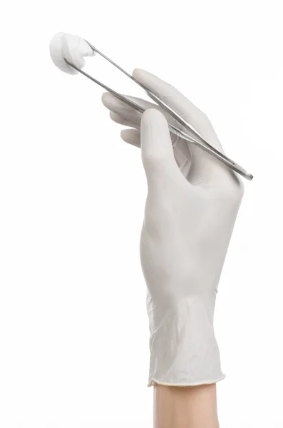 Medycyna i chirurgia tematu: ręka lekarza w białych rękawiczkach, trzymając pęseta z wymazu na białym tle na białym tle w studio — Zdjęcie stockowe