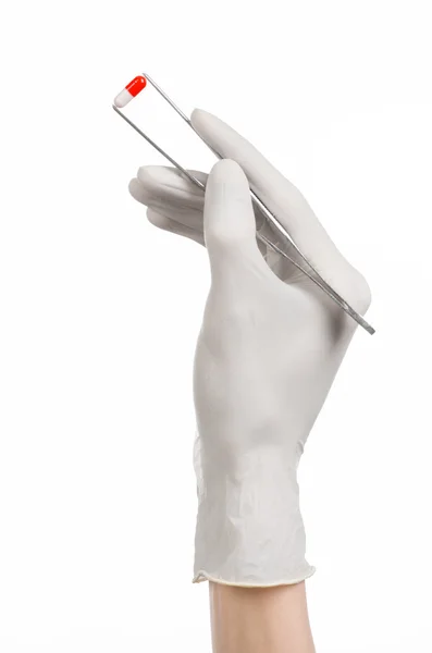 Farmakoloji ve sağlık Tema: doktorun elinde cımbız Studio'yu beyaz arka plan üzerinde izole kırmızı hapı kapsülü ile holding beyaz eldiven — Stok fotoğraf
