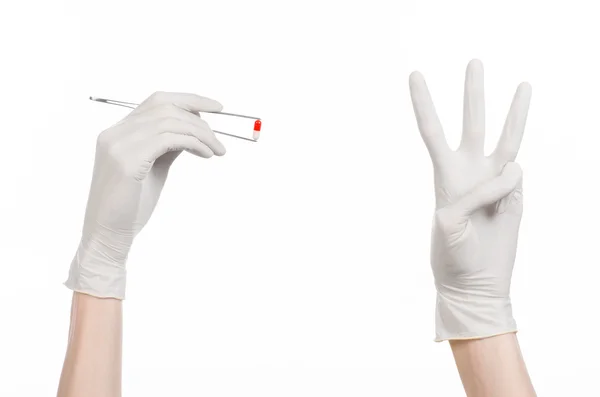 Farmakoloji ve sağlık Tema: doktorun elinde cımbız Studio'yu beyaz arka plan üzerinde izole kırmızı hapı kapsülü ile holding beyaz eldiven — Stok fotoğraf