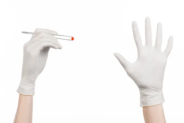 Farmacologia e Tema Médico: a mão do médico em uma luva branca segurando pinças com cápsula pílula vermelha isolada em fundo branco no estúdio — Fotografia de Stock