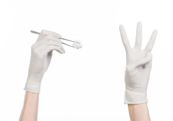 薬と手術のテーマ: studio で白い背景に分離された綿棒とピンセットを持って白い手袋で医師の手 — ストック写真