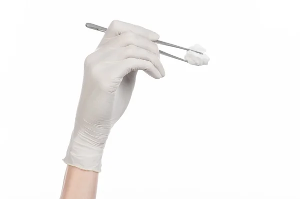Tema Kedokteran dan Bedah: tangan dokter dalam sarung tangan putih memegang pinset dengan swab terisolasi pada latar belakang putih di studio — Stok Foto