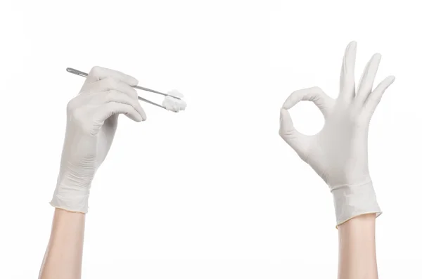 Lääketieteen ja kirurgian teema: lääkärin käsi valkoinen käsine tilalla pinsetit vanupuikolla eristetty valkoisella taustalla studiossa — kuvapankkivalokuva