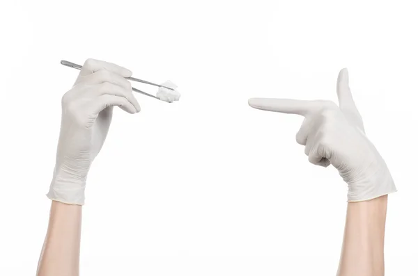 薬と手術のテーマ: studio で白い背景に分離された綿棒とピンセットを持って白い手袋で医師の手 — ストック写真