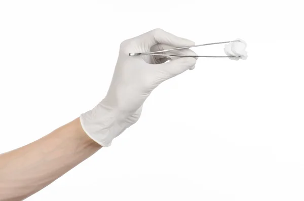 Medicina e Chirurgia tema: mano del medico in un guanto bianco tenendo pinzette con tampone isolato su sfondo bianco in studio — Foto Stock