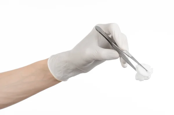 Geneeskunde en chirurgie thema: doctor's hand in een witte handschoen pincet houden met doekje geïsoleerd op een witte achtergrond in studio — Stockfoto