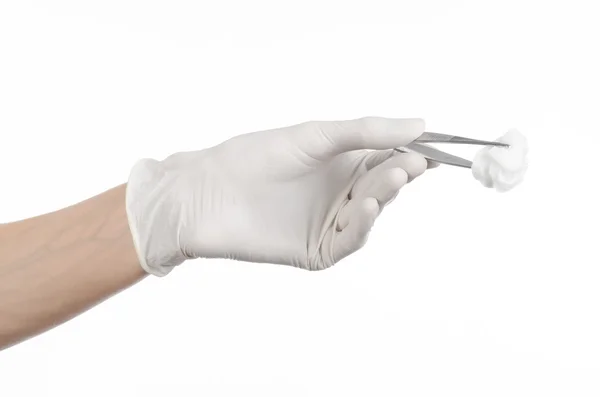 Ιατρικής και Χειρουργικής θέμα: χέρι του γιατρού σε ένα λευκό γάντι, κρατώντας τα τσιμπιδάκια με μπατονέτα που απομονώνονται σε λευκό φόντο σε στούντιο — Φωτογραφία Αρχείου
