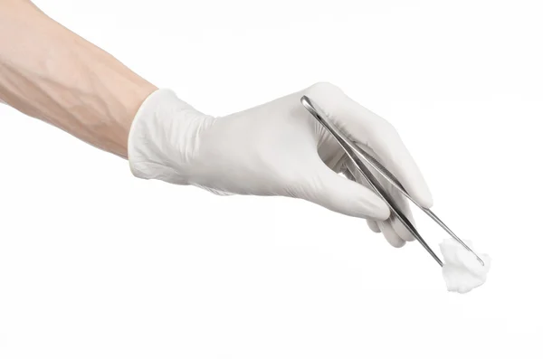 Ιατρικής και Χειρουργικής θέμα: χέρι του γιατρού σε ένα λευκό γάντι, κρατώντας τα τσιμπιδάκια με μπατονέτα που απομονώνονται σε λευκό φόντο σε στούντιο — Φωτογραφία Αρχείου