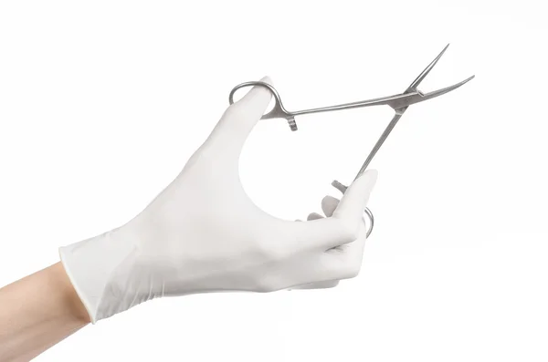 Cirugía y tema médico: la mano del médico en un guante blanco sosteniendo un clip quirúrgico aislado sobre fondo blanco —  Fotos de Stock