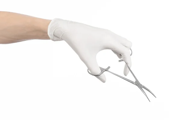 Хирургия и медицинская тема: рука врача в белой перчатке с хирургическим клипом на белом фоне — стоковое фото