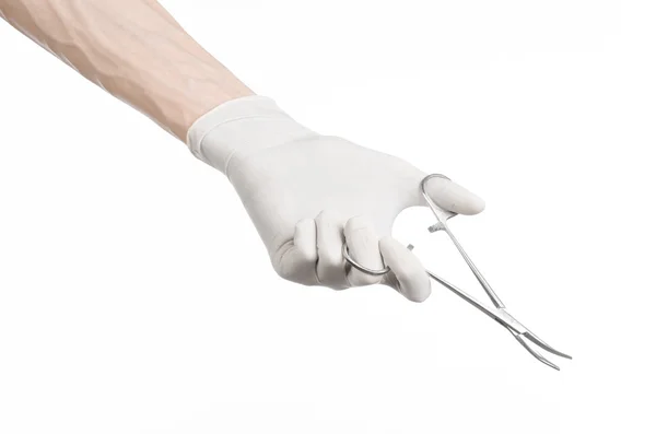 Chirurgie en medische thema: doctor's hand in een witte handschoen houden een chirurgische clip geïsoleerd op witte achtergrond — Stockfoto