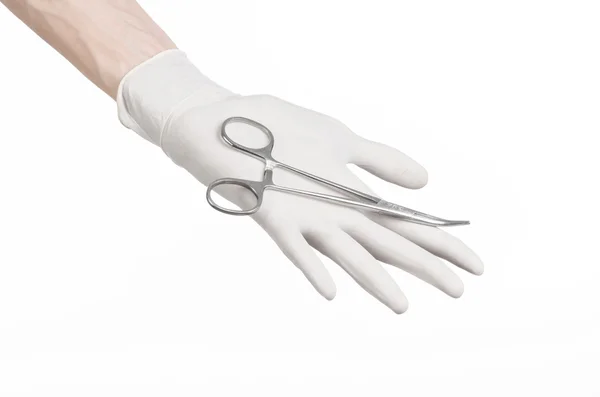 Chirurgie und medizinisches Thema: Die Hand des Arztes in einem weißen Handschuh mit einem Chirurgenclip auf weißem Hintergrund — Stockfoto