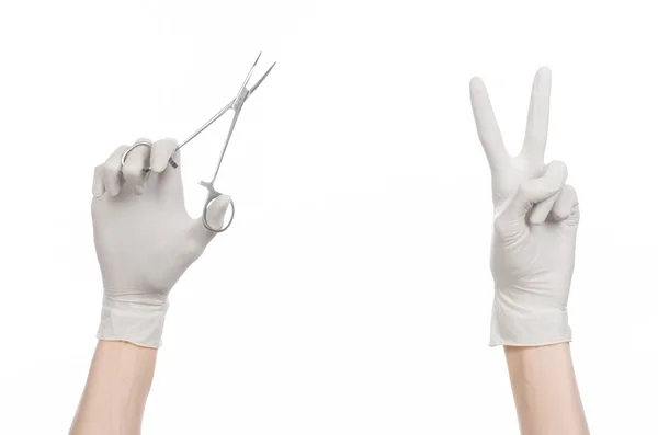 Chirurgia i medycyna tematu: ręka lekarza w białych rękawiczkach, trzymając chirurgiczne klip na białym tle — Zdjęcie stockowe