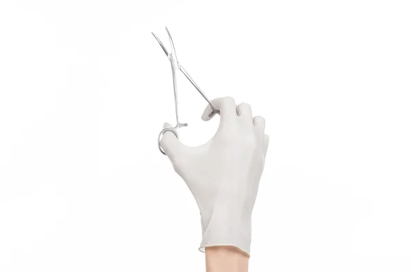 Χειρουργική επέμβαση και ιατρικό θέμα: χέρι του γιατρού σε ένα λευκό γάντι, κρατώντας μια χειρουργική κλιπ που απομονώνονται σε λευκό φόντο — Φωτογραφία Αρχείου