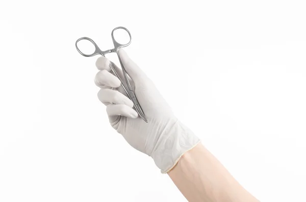 Хирургия и медицинская тема: рука врача в белой перчатке с хирургическим клипом на белом фоне — стоковое фото