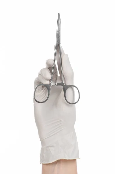 Chirurgie en medische thema: doctor's hand in een witte handschoen houden een chirurgische clip geïsoleerd op witte achtergrond — Stockfoto