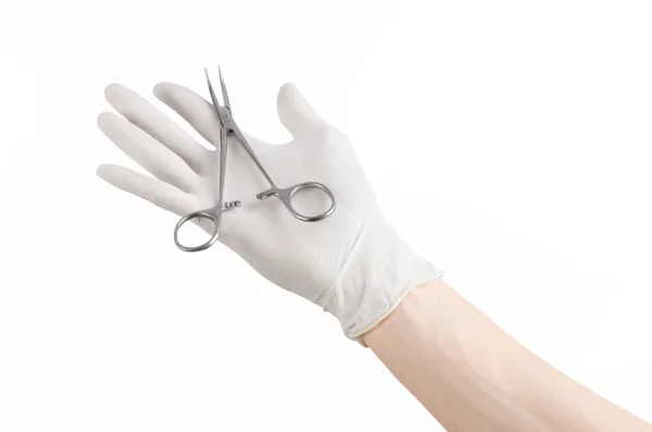 Chirurgia e tema medico: mano del medico in un guanto bianco che tiene una clip chirurgica isolata su sfondo bianco — Foto Stock