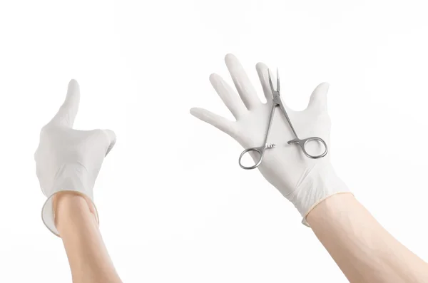 Chirurgie en medische thema: doctor's hand in een witte handschoen houden een chirurgische clip geïsoleerd op witte achtergrond — Stockfoto