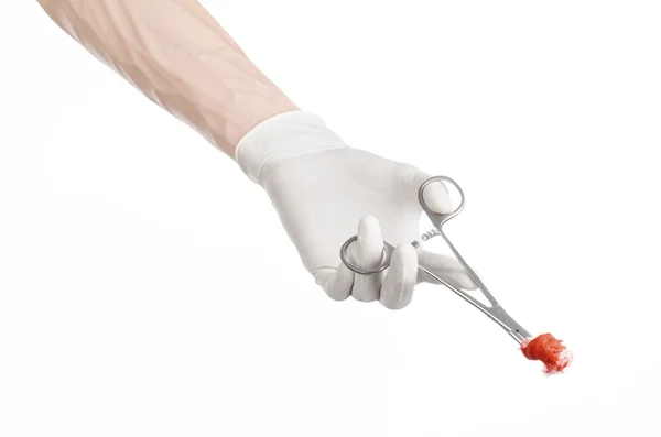 Cirugía y tema médico: la mano del médico en un guante blanco sosteniendo un clip quirúrgico con un tampón ensangrentado aislado sobre un fondo blanco en el estudio — Foto de Stock