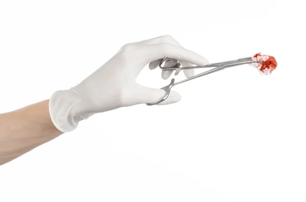 Cerrahi ve tıbbi Tema: Studio beyaz bir arka plan üzerinde izole kanlı tampon ile cerrahi klipi holding beyaz eldiven doktorun elinde — Stok fotoğraf