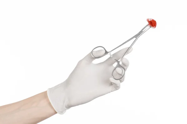 Хирургия и медицинская тема: рука врача в белой перчатке с хирургическим клипом с окровавленным тампоном, изолированным на белом фоне в студии — стоковое фото