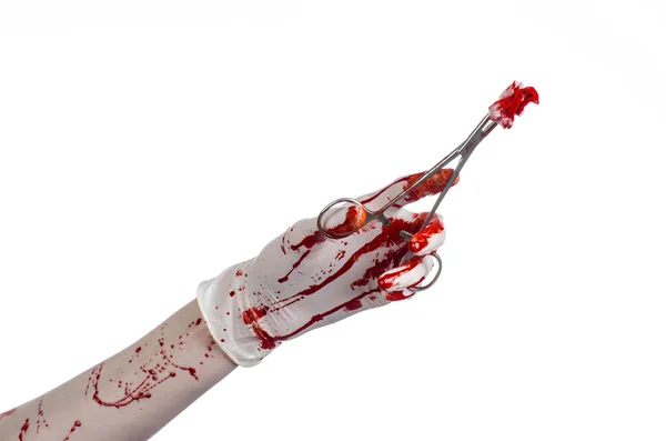 Tema chirurgiei și medicinei: mână sângeroasă în mănușă ținând o clemă chirurgicală sângeroasă cu tampon și efectuează o intervenție chirurgicală pe un fundal alb izolat în studio — Fotografie, imagine de stoc