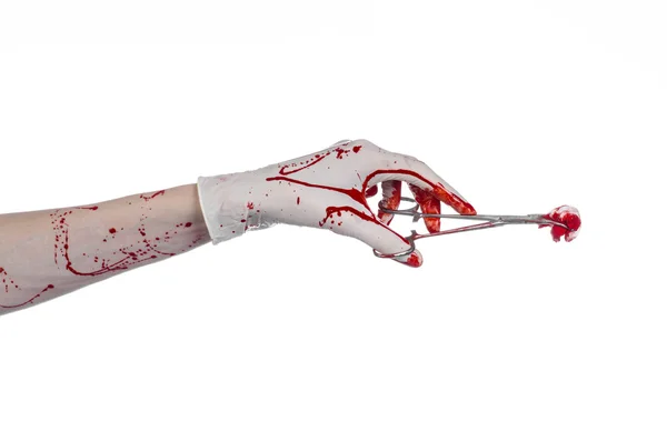 Chirurgie et médecine thème : le médecin sanglant main dans le gant tenant une pince chirurgicale sanglante avec écouvillon et effectue une chirurgie sur un fond blanc isolé en studio — Photo
